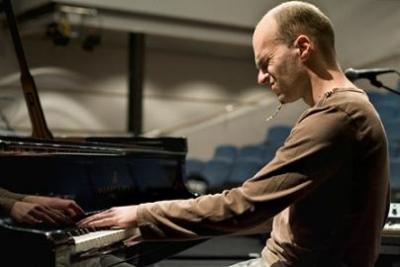 El pianista finlandés Kari Ikonen actúa en Jimmy Glass con su cuarteto